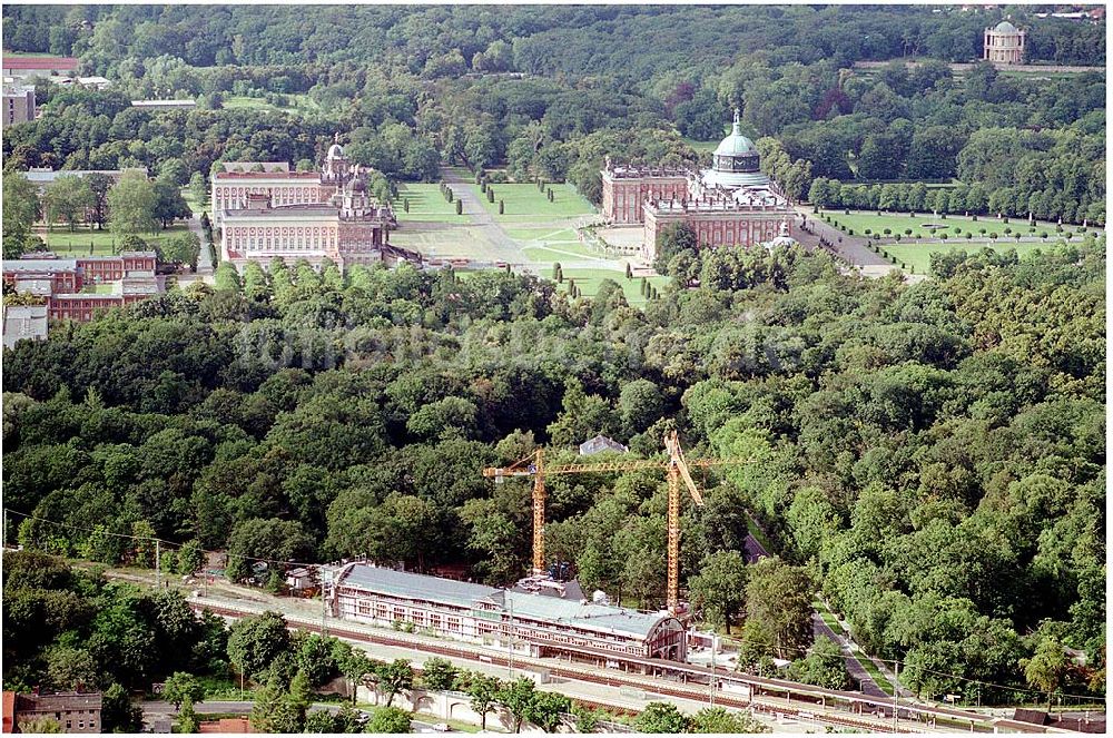 Luftbild Potsdam - Potsdamer Kaiserbahnhof sowie im Hintergrund das Neue Palais und der Triumphbogen mit dem Ensembleder Communs