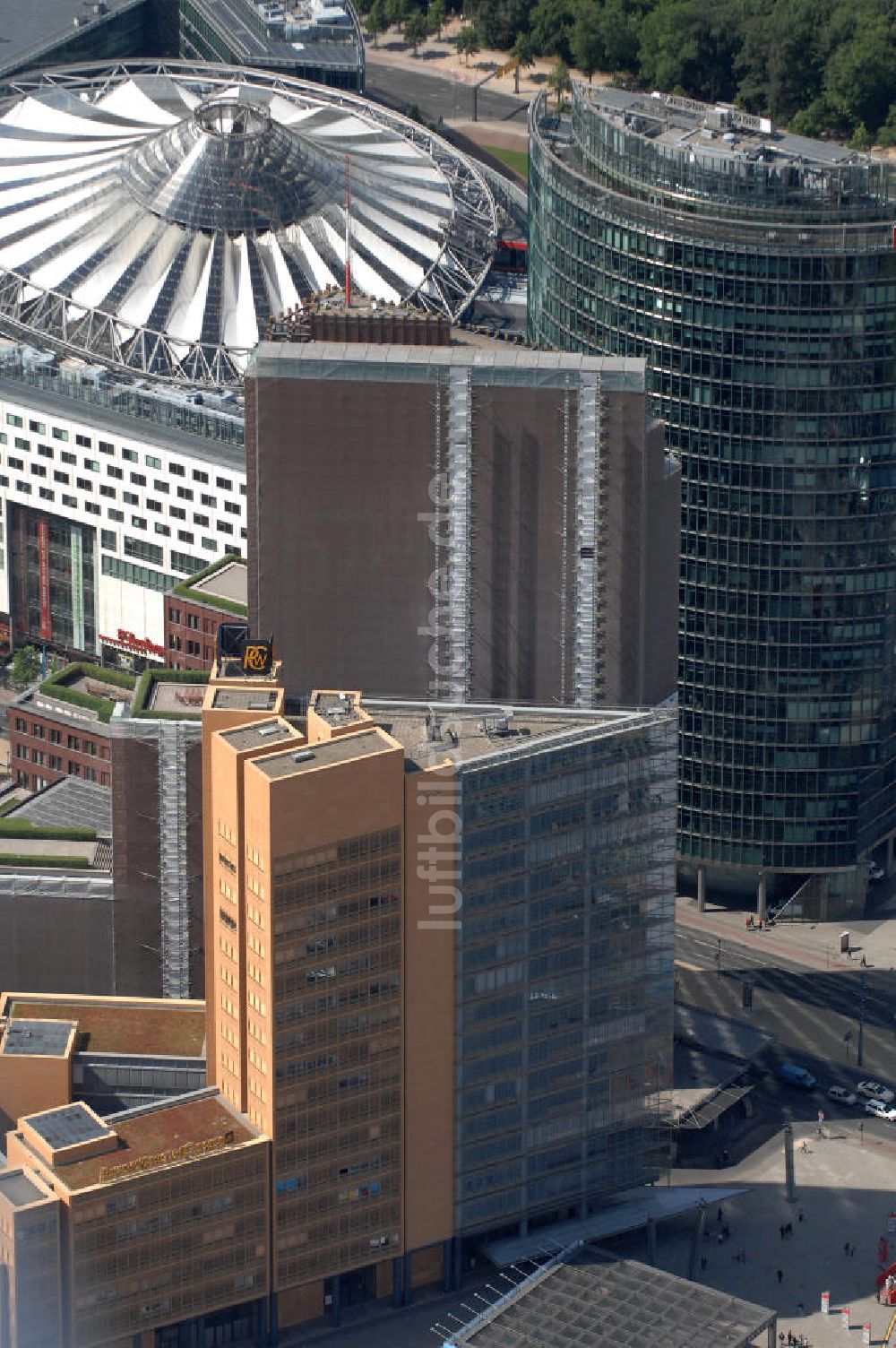 Luftaufnahme Berlin - Potsdamer Platz mit dem Bahntower am Sony Center