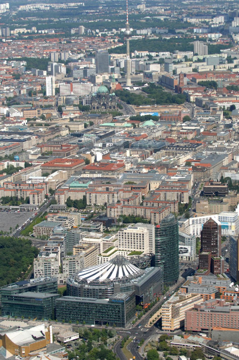 Berlin von oben - Potsdamer Platz mit dem Bahntower am Sony Center