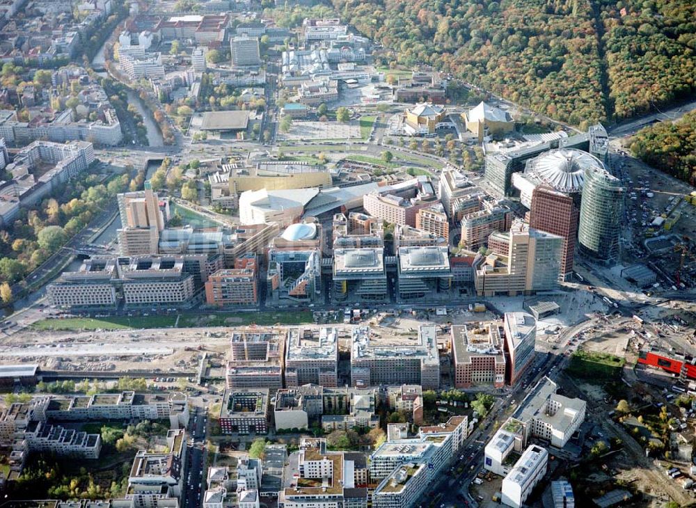 Berlin - Tiergarten von oben - Potsdamer Platz in Berlin.