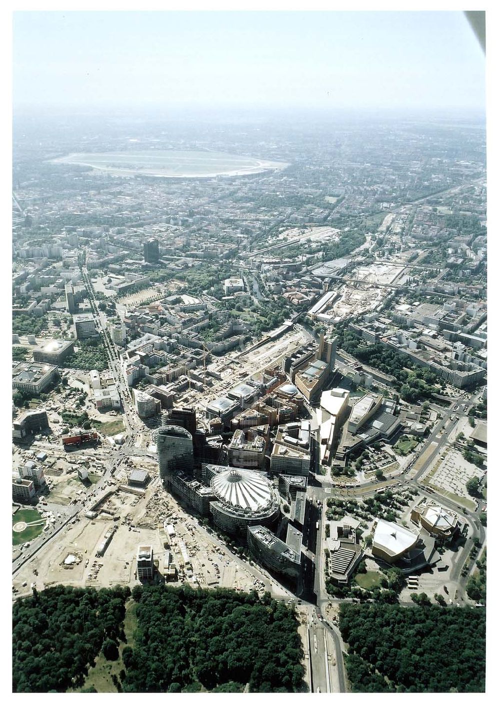 Berlin - Tiergarten von oben - Potsdamer Platz in Berlin - Tiergarten.