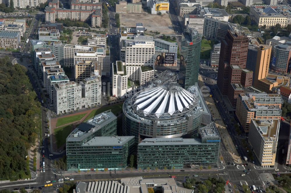 Luftaufnahme Berlin - Potsdamer Platz und Sony-Center / Bahntower in Berlin