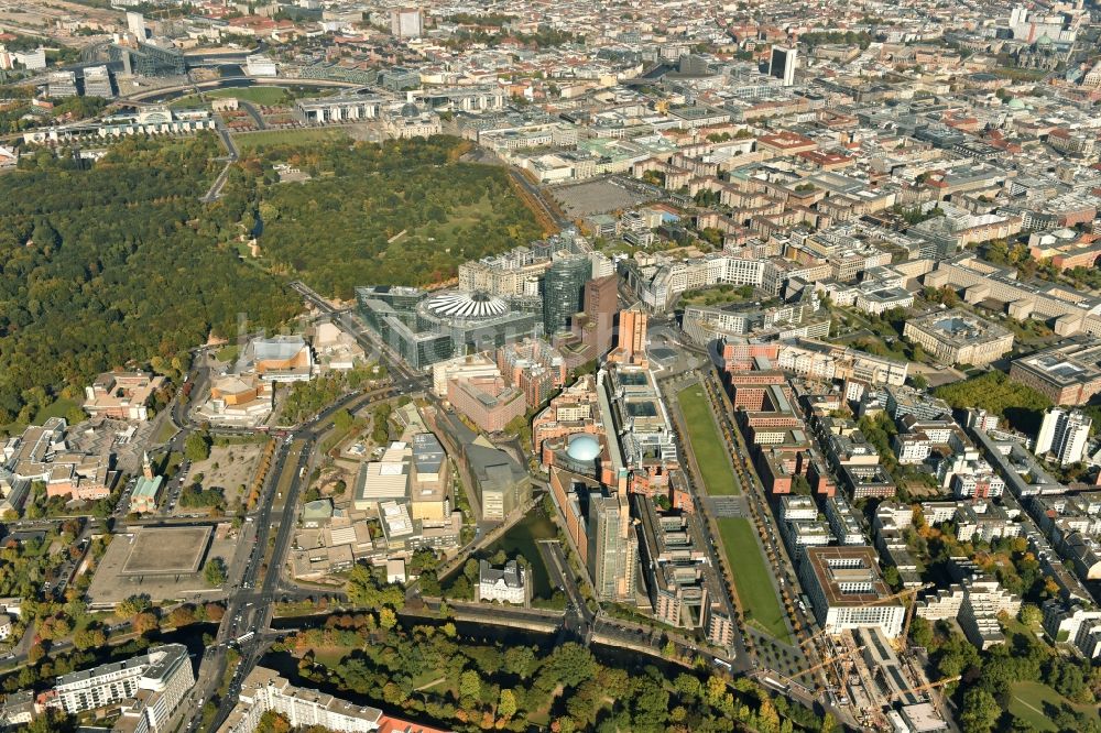 Berlin aus der Vogelperspektive: Potsdamer Platz mit der Staatsbibliothek zu Berlin an der Potsdamer Straße im Innenstadt- Zentrum in Berlin