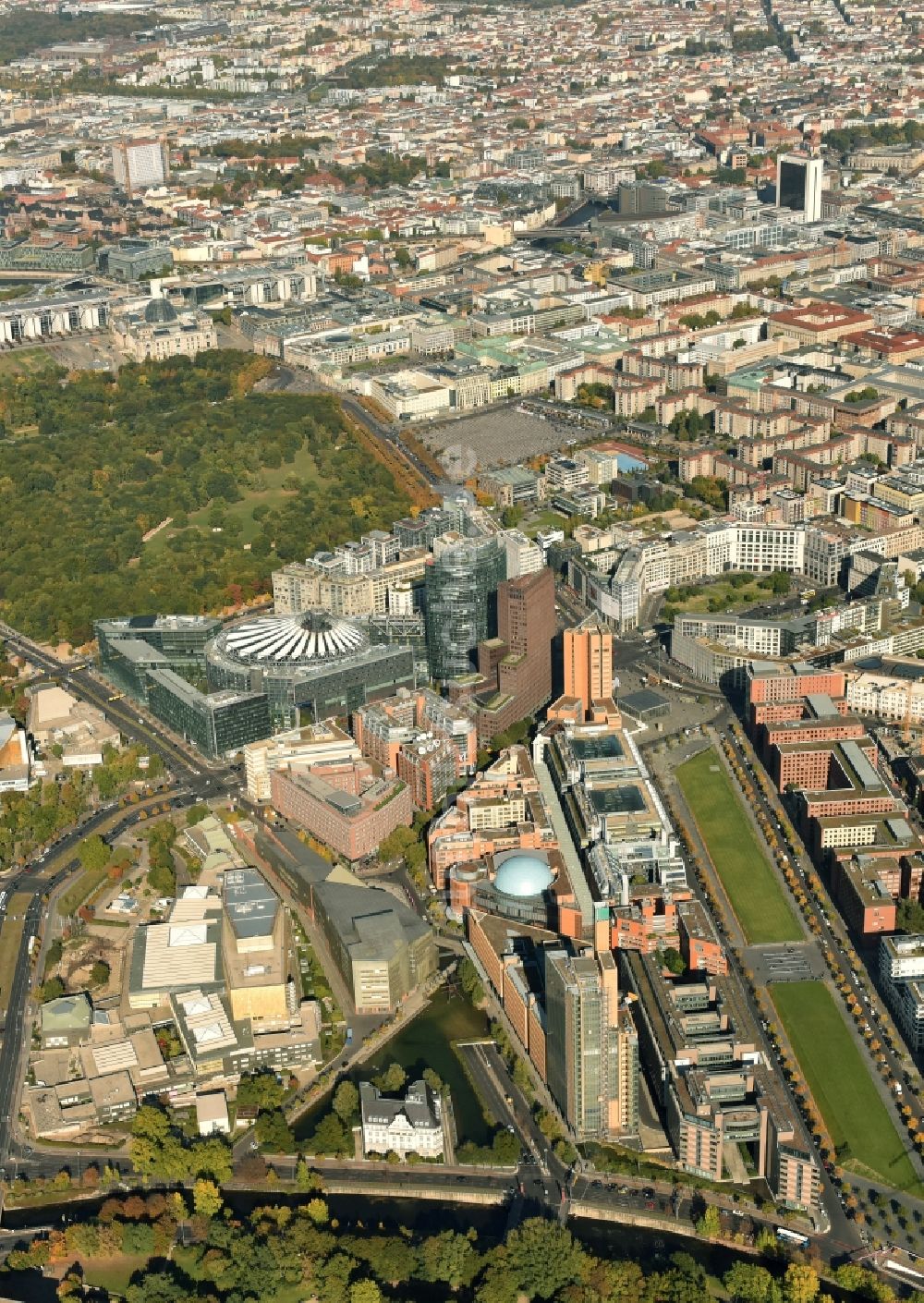 Luftbild Berlin - Potsdamer Platz mit der Staatsbibliothek zu Berlin an der Potsdamer Straße im Innenstadt- Zentrum in Berlin