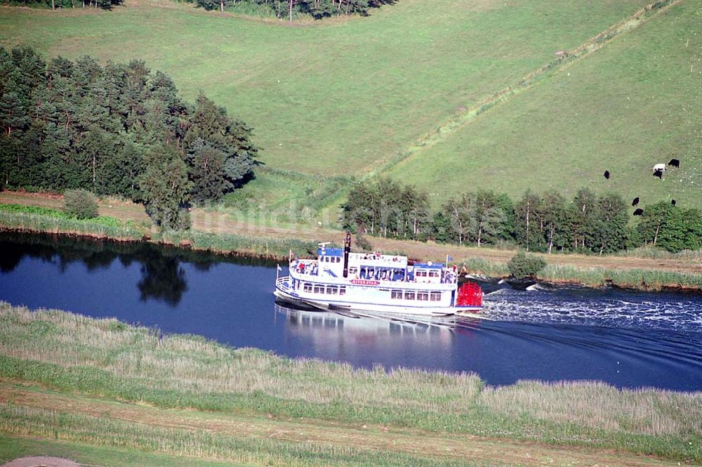 Luftaufnahme Prerow / Mecklenburg Vorpommern - Prerow / Mecklenburg Vorpommern neuer Raddampfer Riverstar der Reederei auf der Fahrt von Bresewitz nach Prerow Poschke Fahrgastschifffahrt GmbH Pumpeneck 5 18375 Born Telefon 03 82 34 / 2 39 Telefax 03 82 34 / 3 01 39 Mobil 0171 / 4 10 04 26 