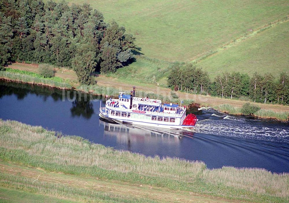 Prerow / Mecklenburg Vorpommern von oben - Prerow / Mecklenburg Vorpommern neuer Raddampfer Riverstar der Reederei auf der Fahrt von Bresewitz nach Prerow Poschke Fahrgastschifffahrt GmbH Pumpeneck 5 18375 Born Telefon 03 82 34 / 2 39 Telefax 03 82 34 / 3 01 39 Mobil 0171 / 4 10 04 26 