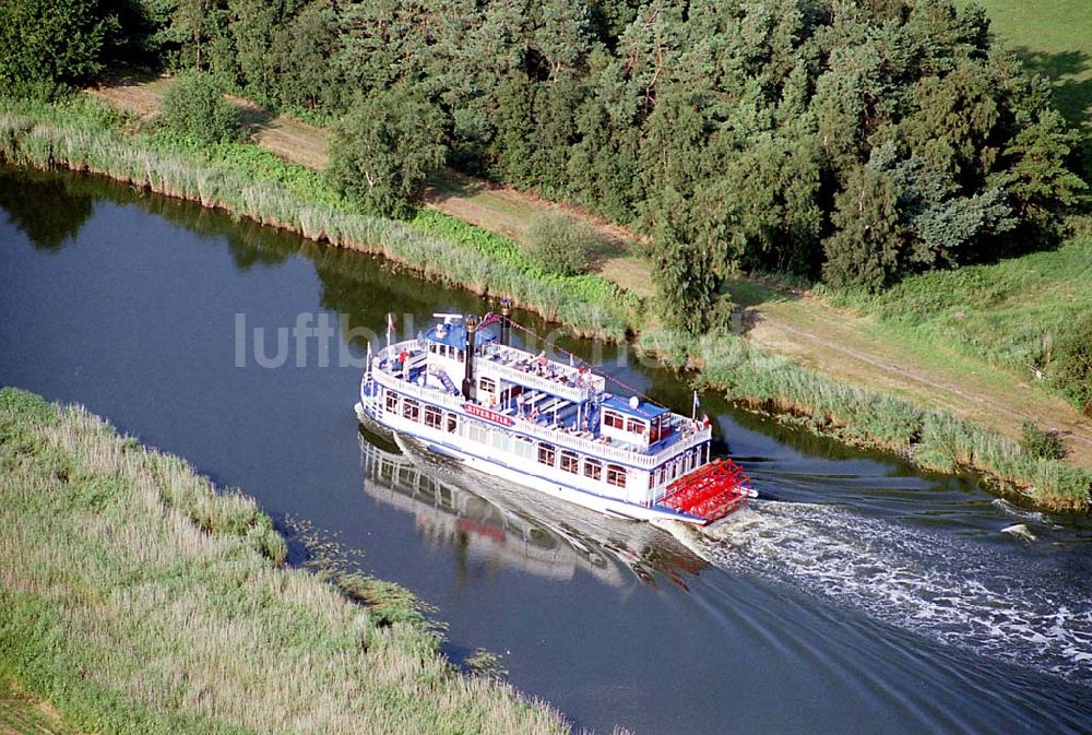 Luftbild Prerow / Mecklenburg Vorpommern - Prerow / Mecklenburg Vorpommern neuer Raddampfer Riverstar der Reederei auf der Fahrt von Bresewitz nach Prerow Poschke Fahrgastschifffahrt GmbH Pumpeneck 5 18375 Born Telefon 03 82 34 / 2 39 Telefax 03 82 34 / 3 01 39 Mobil 0171 / 4 10 04 26 