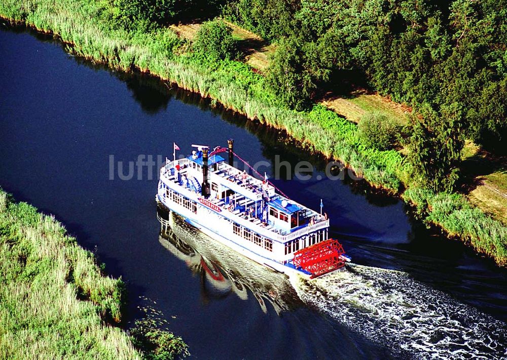 Luftaufnahme Prerow / Mecklenburg Vorpommern - Prerow / Mecklenburg Vorpommern neuer Raddampfer Riverstar der Reederei auf der Fahrt von Bresewitz nach Prerow Poschke Fahrgastschifffahrt GmbH Pumpeneck 5 18375 Born Telefon 03 82 34 / 2 39 Telefax 03 82 34 / 3 01 39 Mobil 0171 / 4 10 04 26 