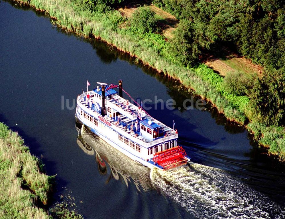 Prerow / Mecklenburg Vorpommern von oben - Prerow / Mecklenburg Vorpommern neuer Raddampfer Riverstar der Reederei auf der Fahrt von Bresewitz nach Prerow Poschke Fahrgastschifffahrt GmbH Pumpeneck 5 18375 Born Telefon 03 82 34 / 2 39 Telefax 03 82 34 / 3 01 39 Mobil 0171 / 4 10 04 26 