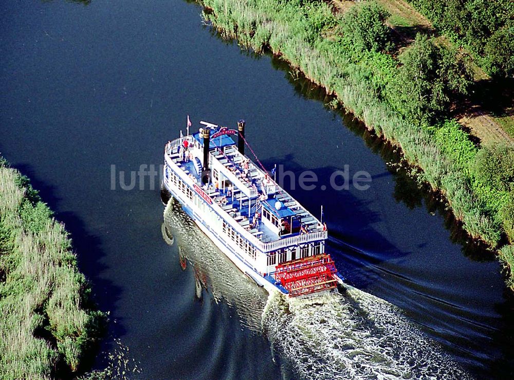 Prerow / Mecklenburg Vorpommern aus der Vogelperspektive: Prerow / Mecklenburg Vorpommern neuer Raddampfer Riverstar der Reederei auf der Fahrt von Bresewitz nach Prerow Poschke Fahrgastschifffahrt GmbH Pumpeneck 5 18375 Born Telefon 03 82 34 / 2 39 Telefax 03 82 34 / 3 01 39 Mobil 0171 / 4 10 04 26 