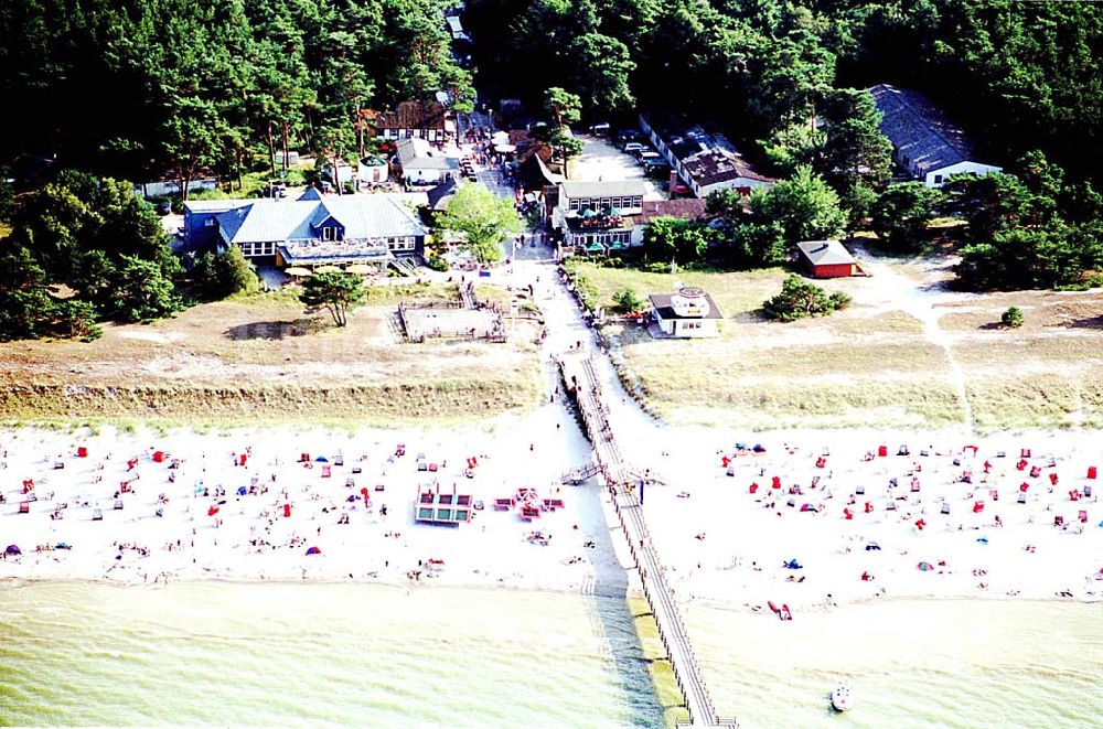 Prerow / Mecklenburg Vorpommern aus der Vogelperspektive: Prerow / Mecklenburg Vorpommern Strand und Seebrücke von Prerow in MV