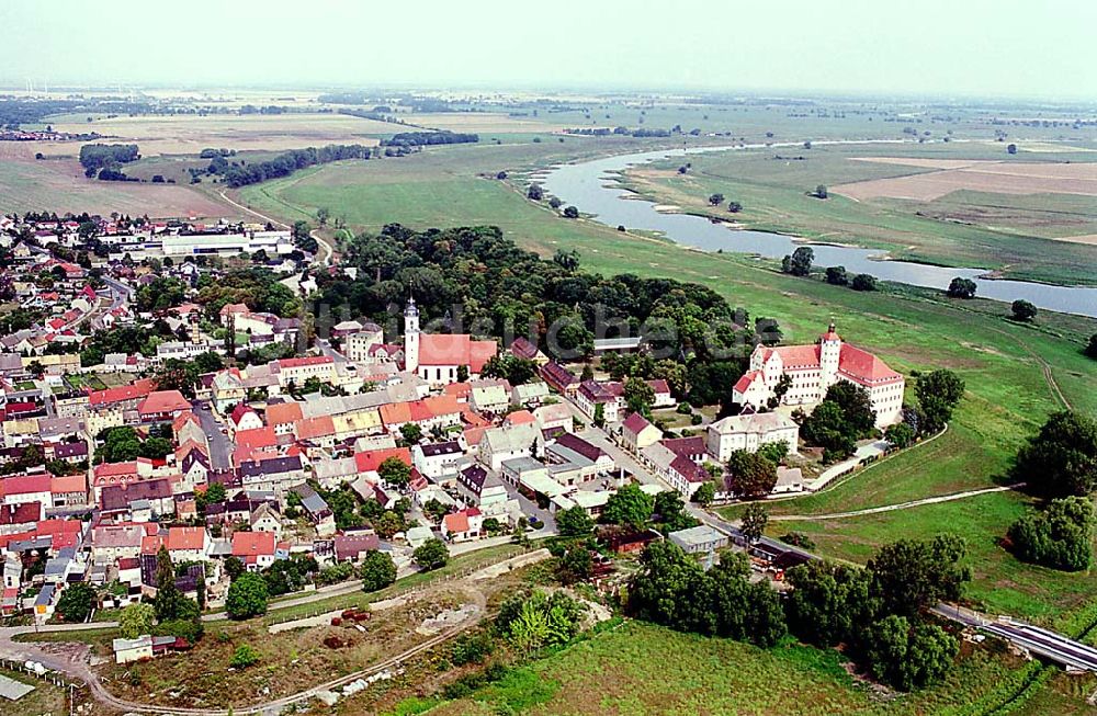 Luftbild Pretzsch / Sachsen-Anhalt - Pretzsch / Sachsen-Anhalt Stadtansicht von Prtzsch an der Elbe in Sachsen-Anhalt mit Blick auf das Schloß Pretzsch (rechts)