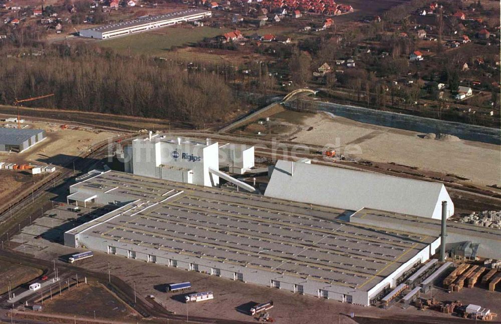 Luftbild westlicher Berliner Ring / Abfahrt Nauen - Produktionszentrum der RIGIPS GmbH in einem Gewerbegebiet am westlichen Berliner Ring im Bereich der Abfahrt Nauen