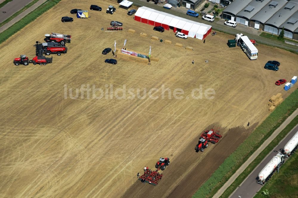 Luftaufnahme Bernburg (Saale) - Promotion und Werbungs- Veranstaltung für Landwirtschaftliche Maschinen in Bernburg (Saale) im Bundesland Sachsen-Anhalt