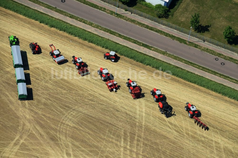 Bernburg (Saale) aus der Vogelperspektive: Promotion und Werbungs- Veranstaltung für Landwirtschaftliche Maschinen in Bernburg (Saale) im Bundesland Sachsen-Anhalt