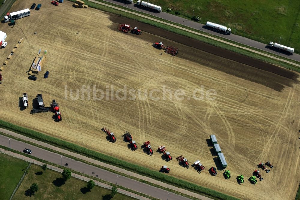 Bernburg (Saale) aus der Vogelperspektive: Promotion und Werbungs- Veranstaltung für Landwirtschaftliche Maschinen in Bernburg (Saale) im Bundesland Sachsen-Anhalt