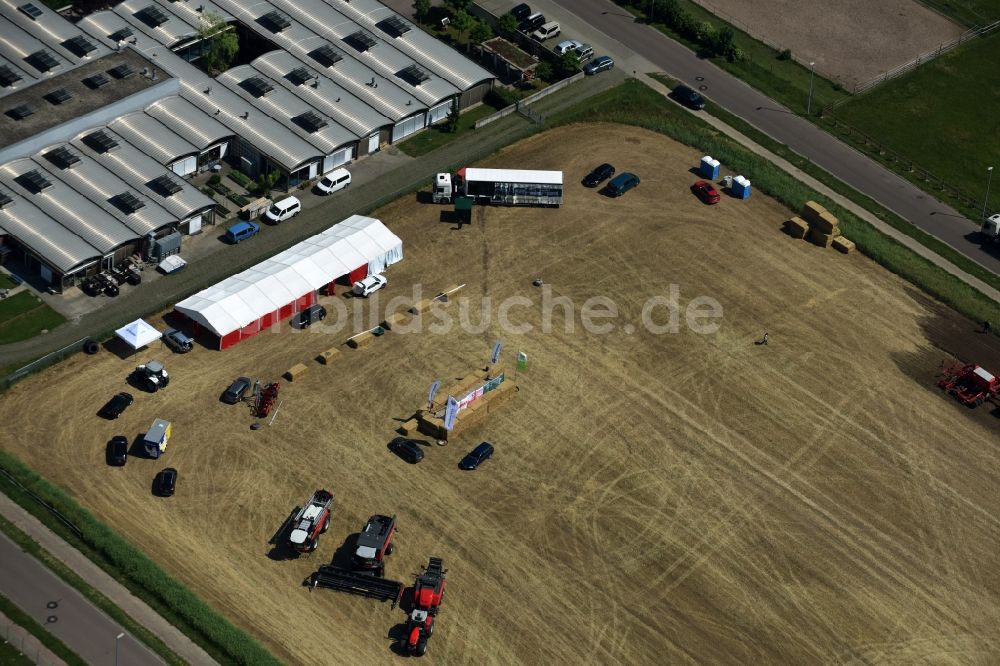 Luftbild Bernburg (Saale) - Promotion und Werbungs- Veranstaltung für Landwirtschaftliche Maschinen in Bernburg (Saale) im Bundesland Sachsen-Anhalt