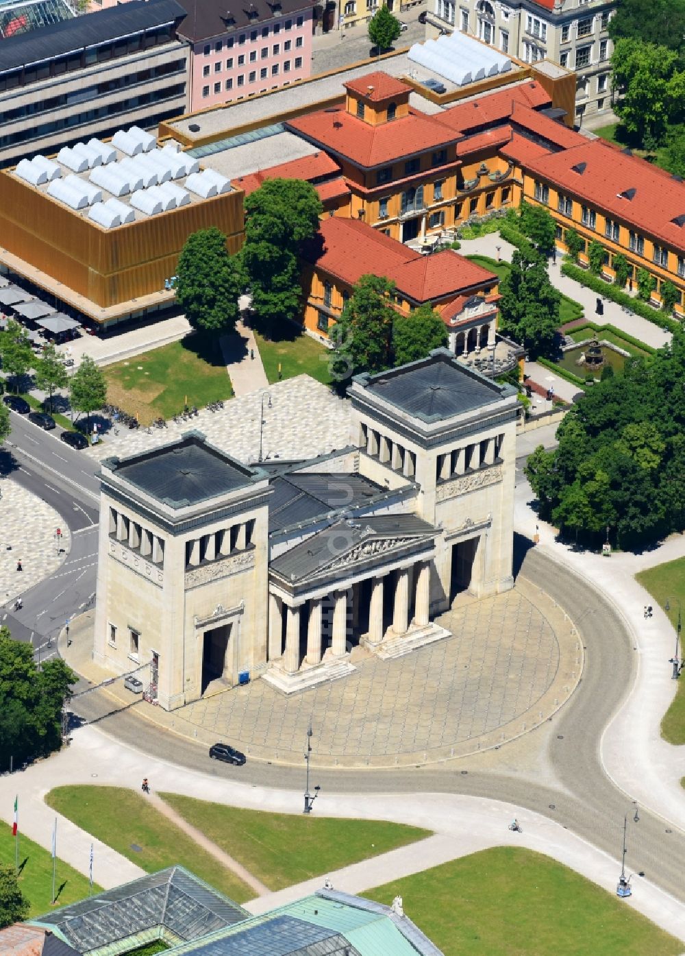 Luftaufnahme München - Propyläen am Königsplatz in München Maxvorstadt im Bundesland Bayern