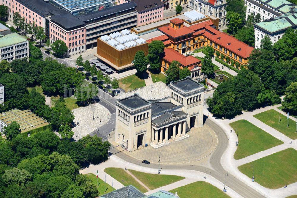 München von oben - Propyläen am Königsplatz in München Maxvorstadt im Bundesland Bayern