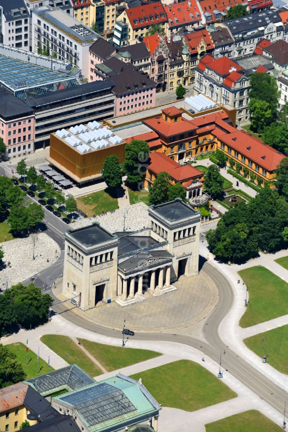 München aus der Vogelperspektive: Propyläen am Königsplatz in München Maxvorstadt im Bundesland Bayern