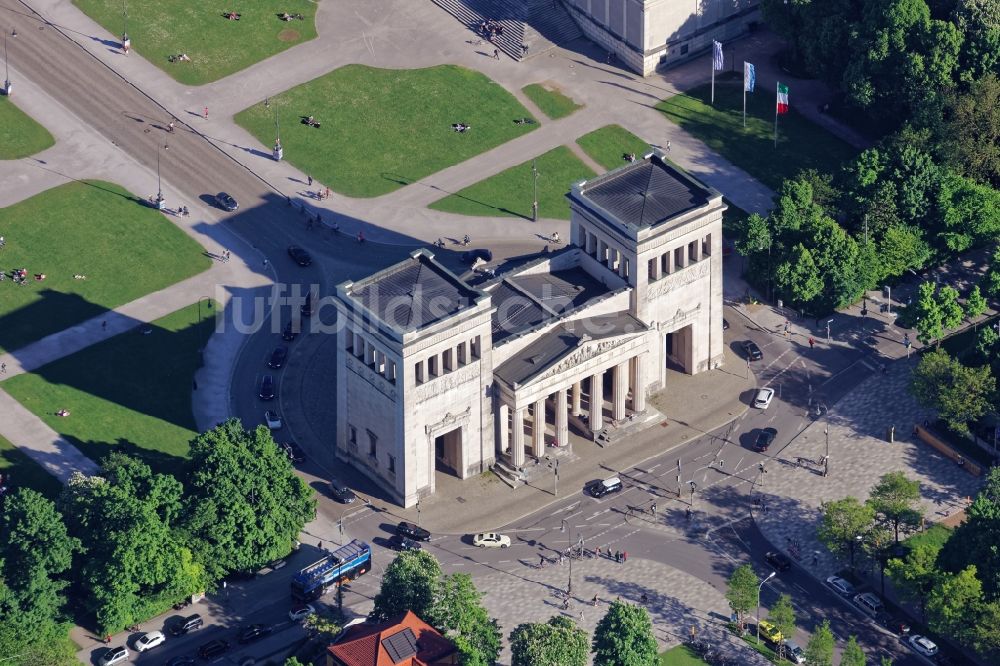 München von oben - Propyläen am Königsplatz in München Maxvorstadt im Bundesland Bayern