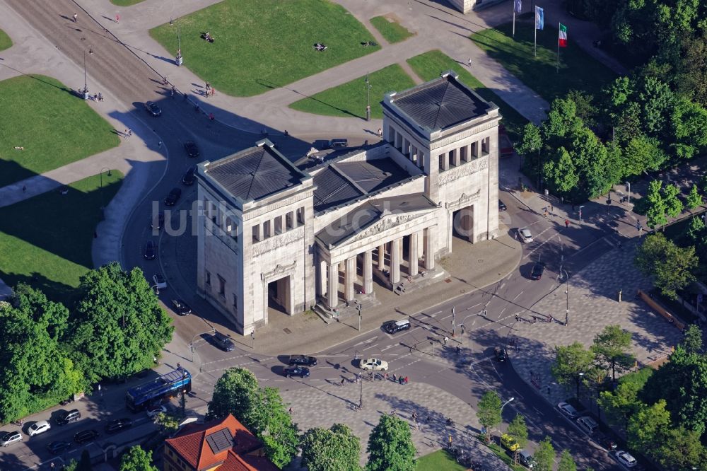 München aus der Vogelperspektive: Propyläen am Königsplatz in München Maxvorstadt im Bundesland Bayern