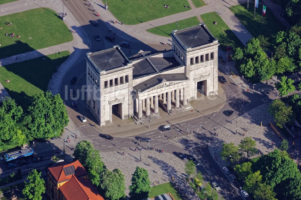 Luftbild München - Propyläen am Königsplatz in München Maxvorstadt im Bundesland Bayern