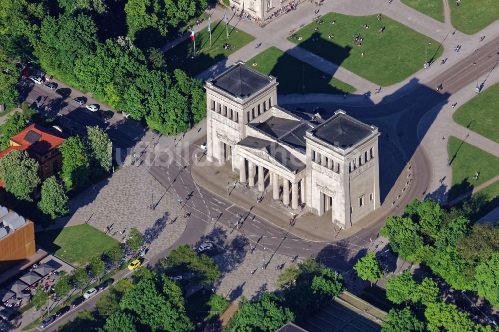 München von oben - Propyläen am Königsplatz in München Maxvorstadt im Bundesland Bayern