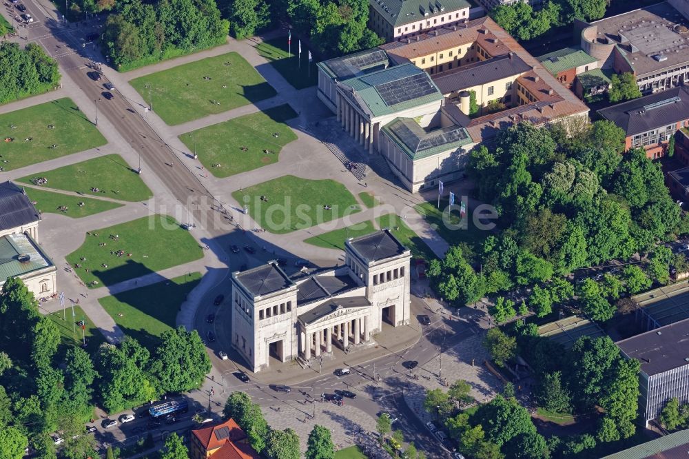 Luftaufnahme München - Propyläen und Staatliche Antikensammlung am Königsplatz in München Maxvorstadt im Bundesland Bayern