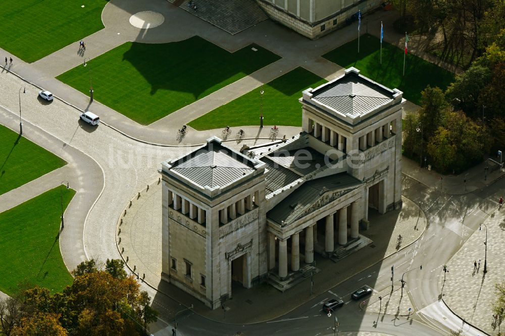 München von oben - Propyläen und Staatliche Antikensammlung am Königsplatz in München Maxvorstadt im Bundesland Bayern