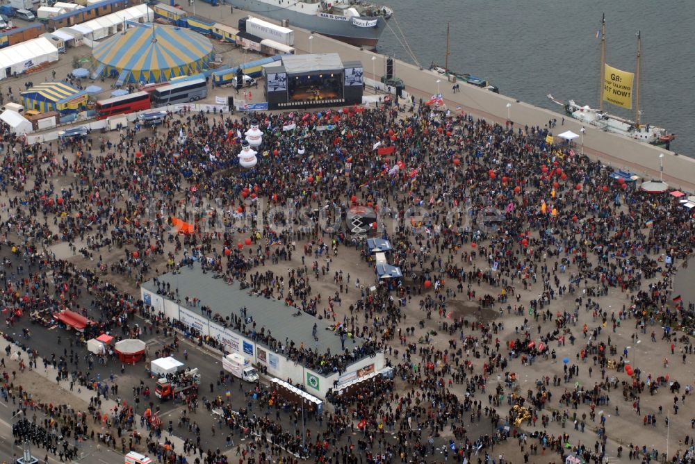 Rostock aus der Vogelperspektive: Protestdemonstration zum G8 - Gipfeltreffen im Rostocker Stadthafen im Ortsteil Mitte in Rostock im Bundesland Mecklenburg-Vorpommern, Deutschland