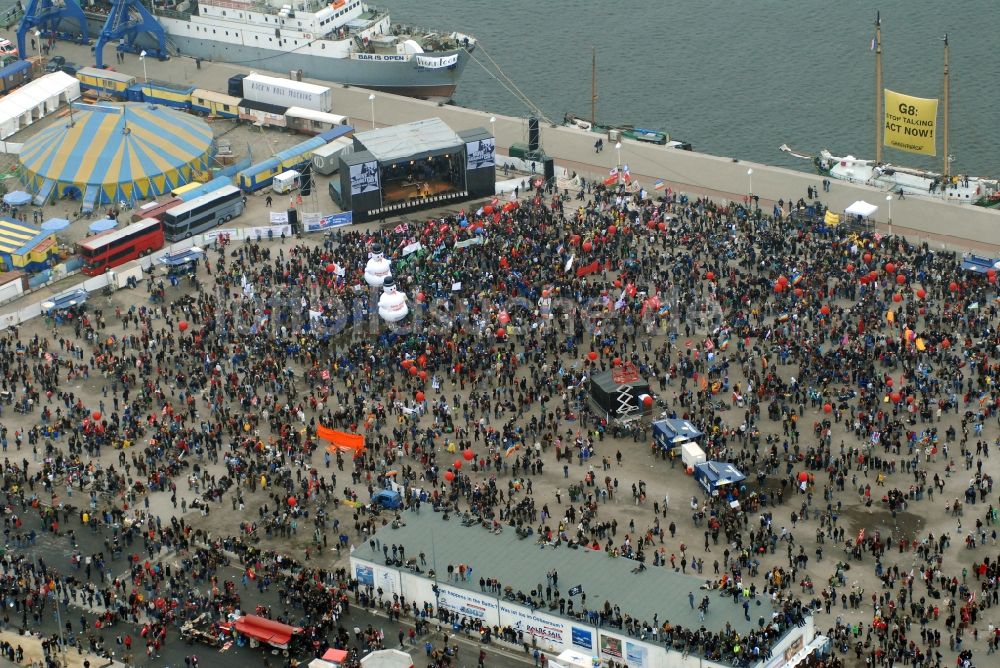 Luftaufnahme Rostock - Protestdemonstration zum G8 - Gipfeltreffen im Rostocker Stadthafen im Ortsteil Mitte in Rostock im Bundesland Mecklenburg-Vorpommern, Deutschland