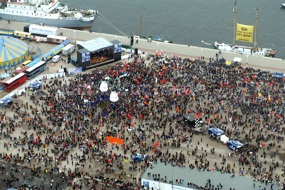 Rostock von oben - Protestdemonstration zum G8 - Gipfeltreffen im Rostocker Stadthafen im Ortsteil Mitte in Rostock im Bundesland Mecklenburg-Vorpommern, Deutschland