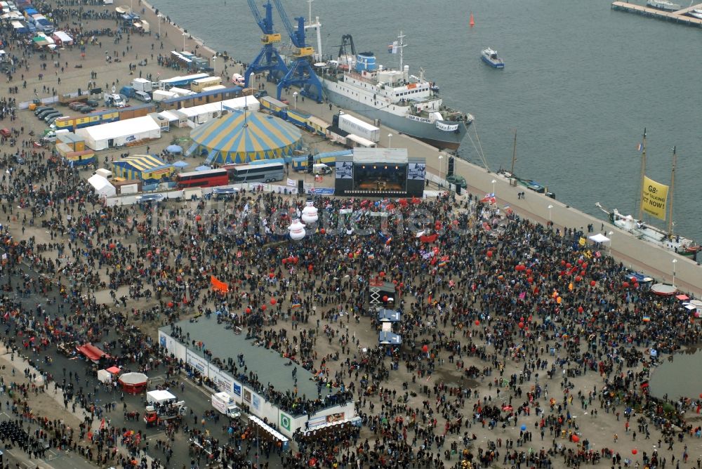 Rostock aus der Vogelperspektive: Protestdemonstration zum G8 - Gipfeltreffen im Rostocker Stadthafen im Ortsteil Mitte in Rostock im Bundesland Mecklenburg-Vorpommern, Deutschland