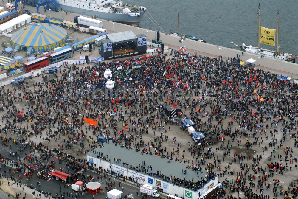 Rostock aus der Vogelperspektive: Protestdemonstration zum G8 - Gipfeltreffen im Rostocker Stadthafen im Ortsteil Mitte in Rostock im Bundesland Mecklenburg-Vorpommern, Deutschland