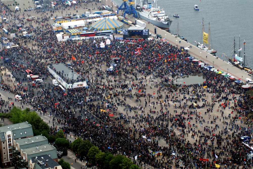 Luftaufnahme Rostock - Protestdemonstration zum G8 - Gipfeltreffen im Rostocker Stadthafen im Ortsteil Mitte in Rostock im Bundesland Mecklenburg-Vorpommern, Deutschland