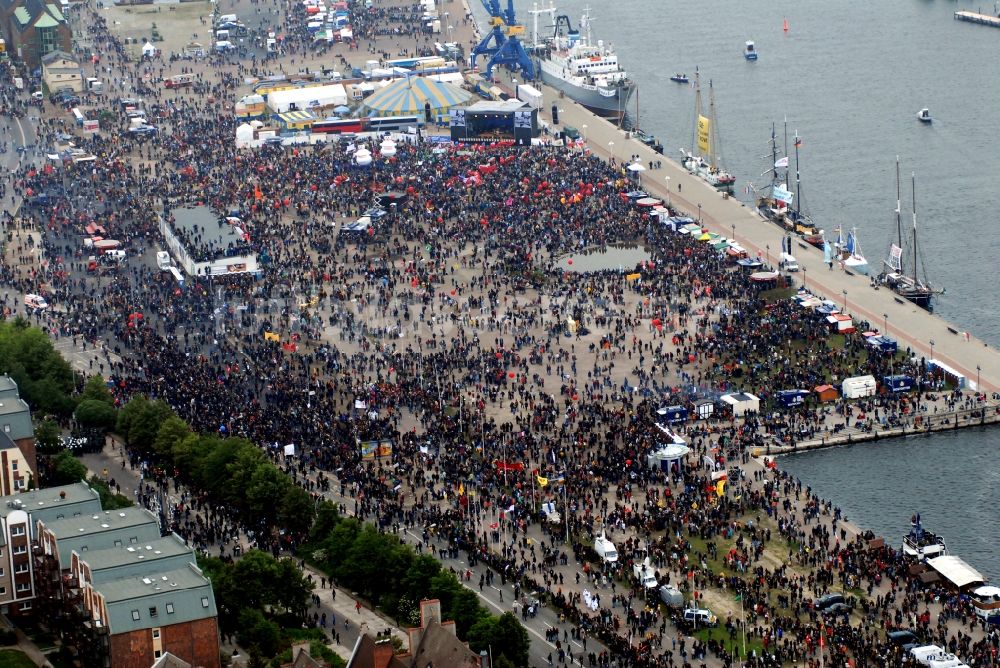 Rostock von oben - Protestdemonstration zum G8 - Gipfeltreffen im Rostocker Stadthafen im Ortsteil Mitte in Rostock im Bundesland Mecklenburg-Vorpommern, Deutschland