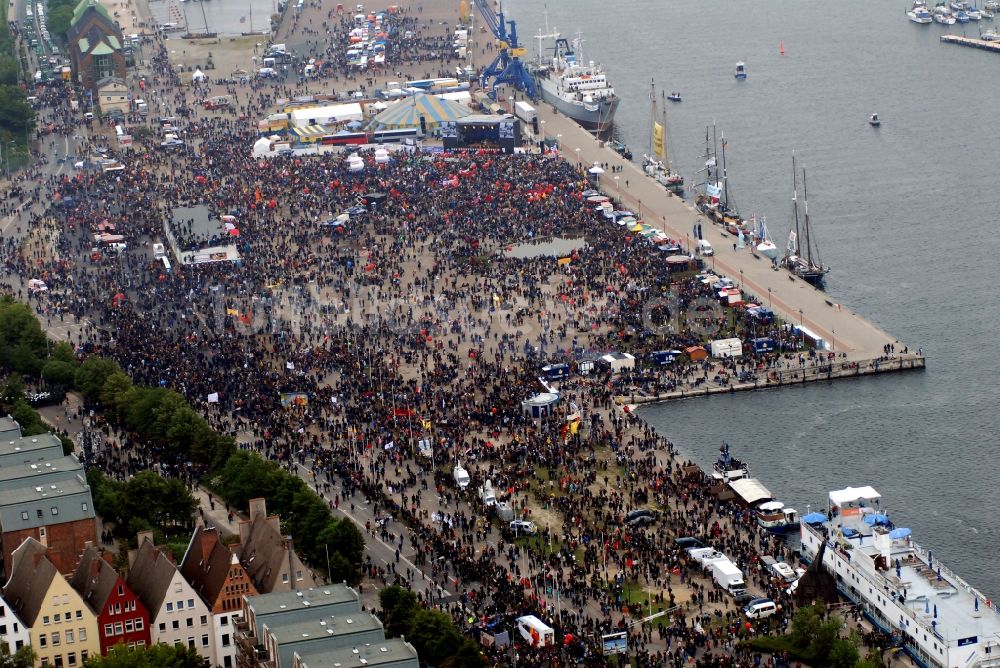 Rostock aus der Vogelperspektive: Protestdemonstration zum G8 - Gipfeltreffen im Rostocker Stadthafen im Ortsteil Mitte in Rostock im Bundesland Mecklenburg-Vorpommern, Deutschland