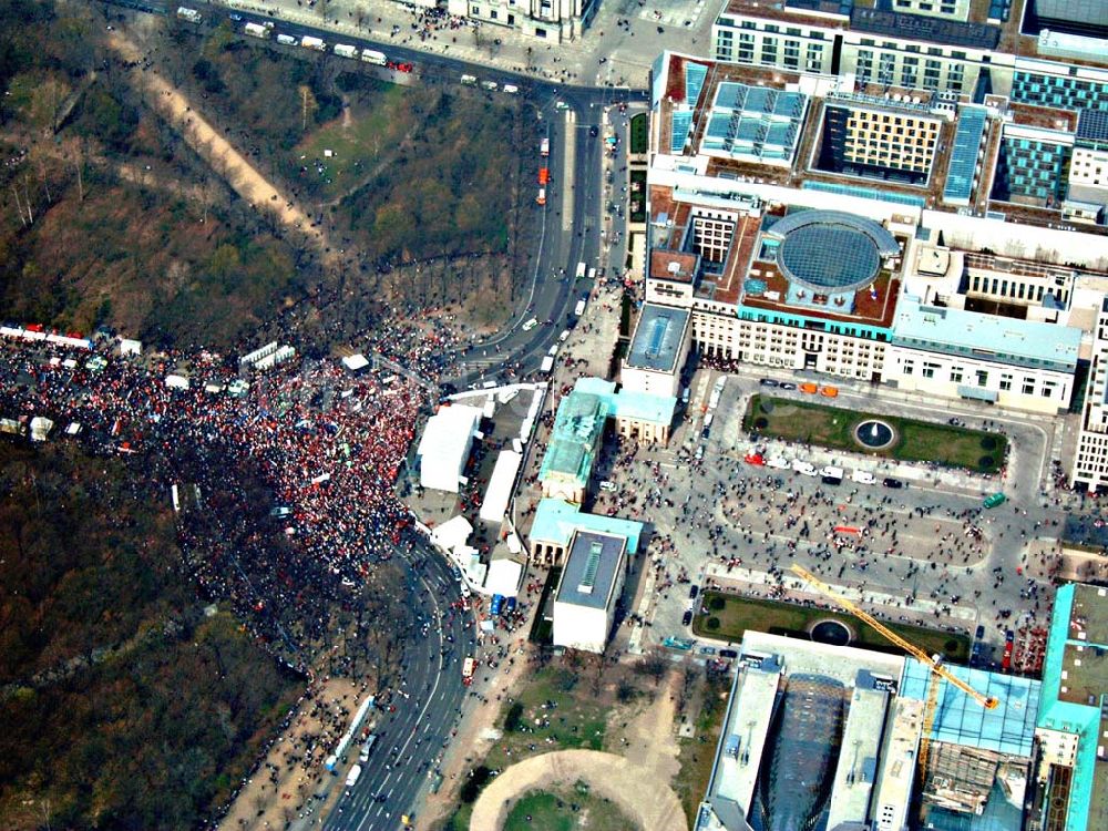 Luftaufnahme Berlin - Protestzüge in der Berliner Innenstadt über die Leipziger Straße / straße des 17