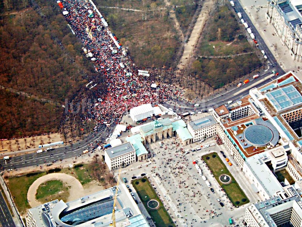 Berlin von oben - Protestzüge in der Berliner Innenstadt über die Leipziger Straße / straße des 17