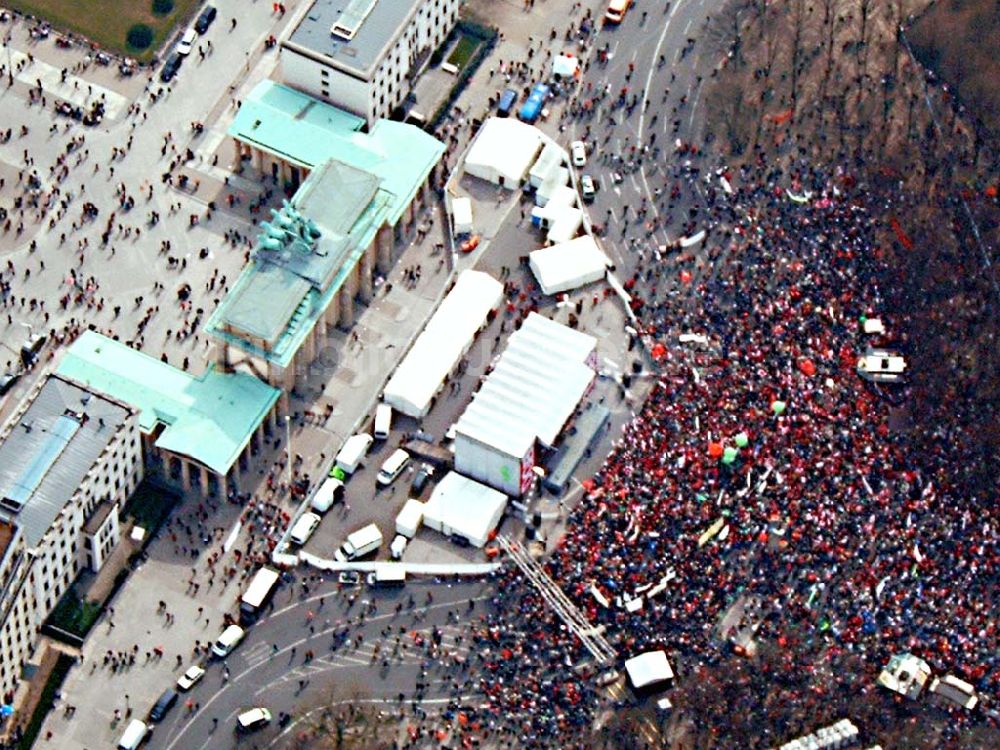 Berlin aus der Vogelperspektive: Protestzüge in der Berliner Innenstadt über die Leipziger Straße / straße des 17