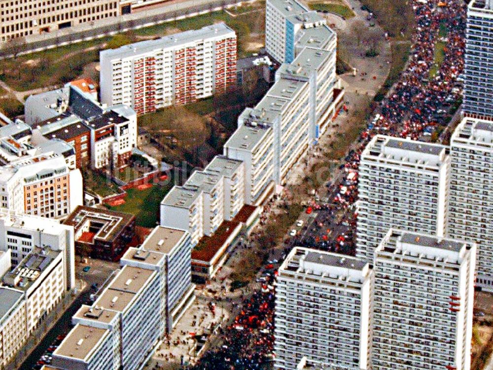 Luftbild Berlin - Protestzüge in der Berliner Innenstadt über die Leipziger Straße / straße des 17