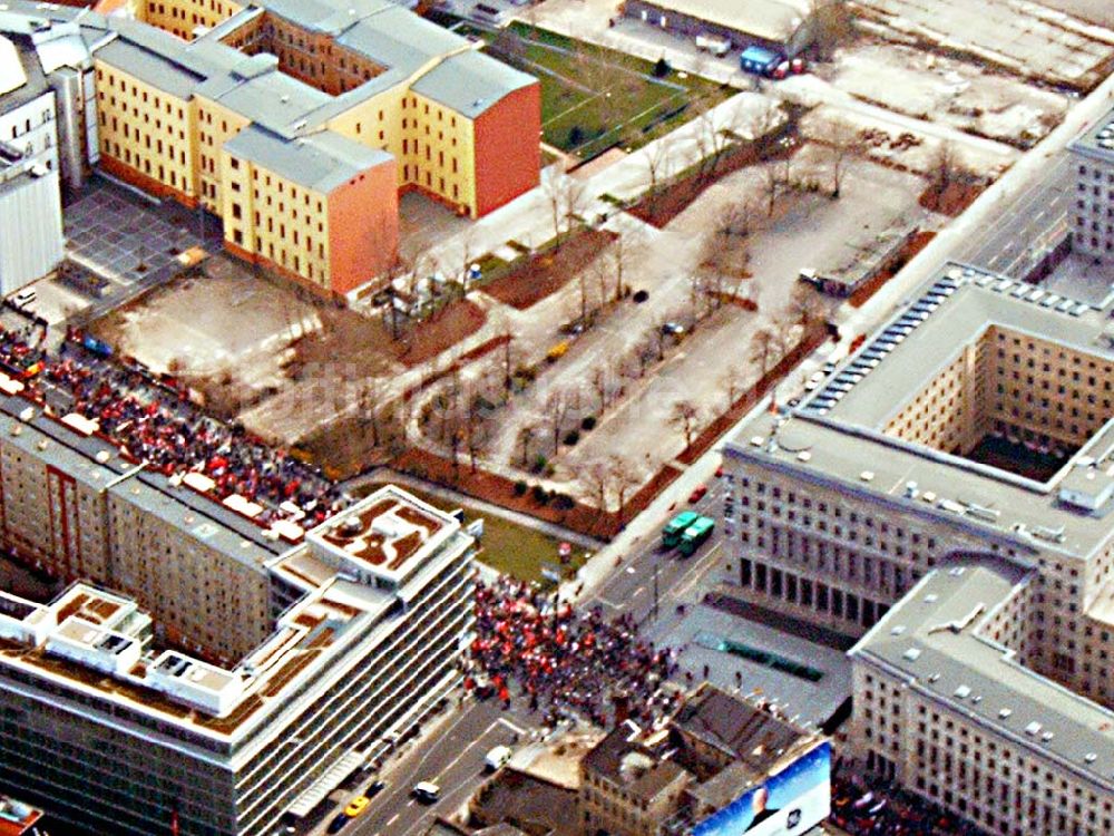 Luftaufnahme Berlin - Protestzüge in der Berliner Innenstadt über die Leipziger Straße / straße des 17