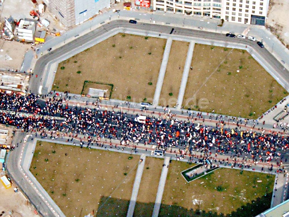 Berlin von oben - Protestzüge in der Berliner Innenstadt über die Leipziger Straße / straße des 17