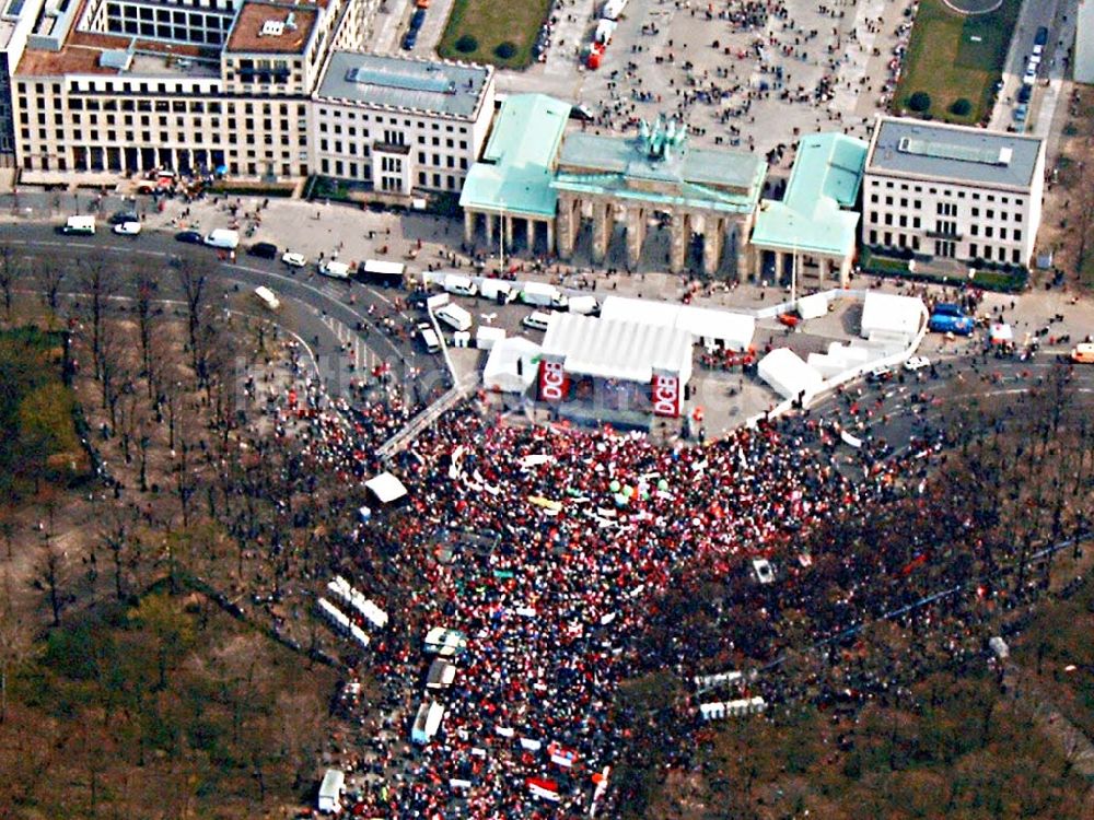 Luftaufnahme Berlin - Protestzüge in der Berliner Innenstadt über die Leipziger Straße / straße des 17