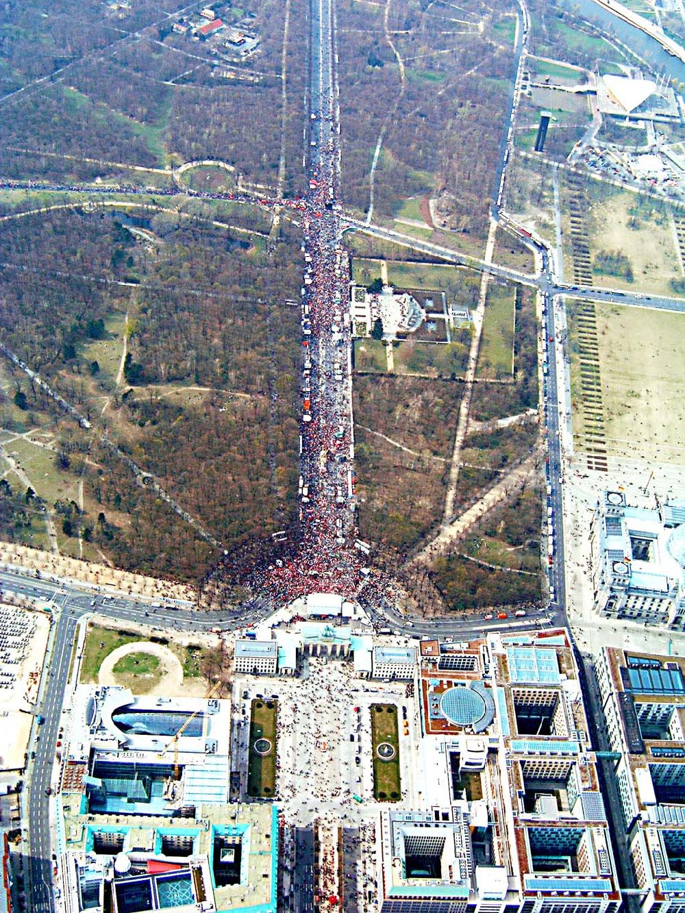 Luftbild Berlin - Protestzüge in der Berliner Innenstadt über die Leipziger Straße / straße des 17