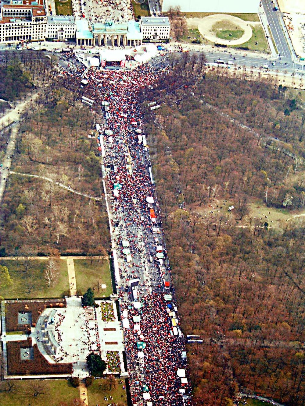 Berlin von oben - Protestzüge in der Berliner Innenstadt über die Leipziger Straße / straße des 17