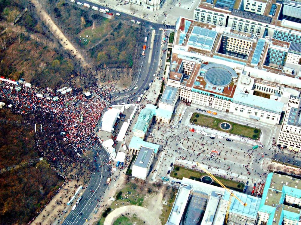 Berlin aus der Vogelperspektive: Protestzüge in der Berliner Innenstadt über die Leipziger Straße / straße des 17