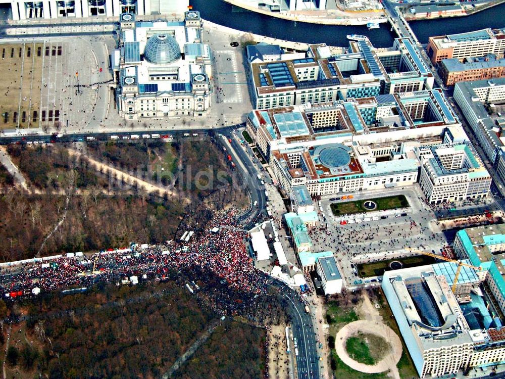 Luftbild Berlin - Protestzüge in der Berliner Innenstadt über die Leipziger Straße / straße des 17