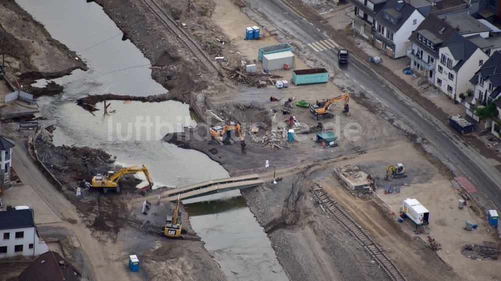 Dernau von oben - Provisorische Brücke über die Ahr in Dernau nach der Hochwasserkatastrophe im Ahrtal diesen Jahres im Bundesland Rheinland-Pfalz, Deutschland